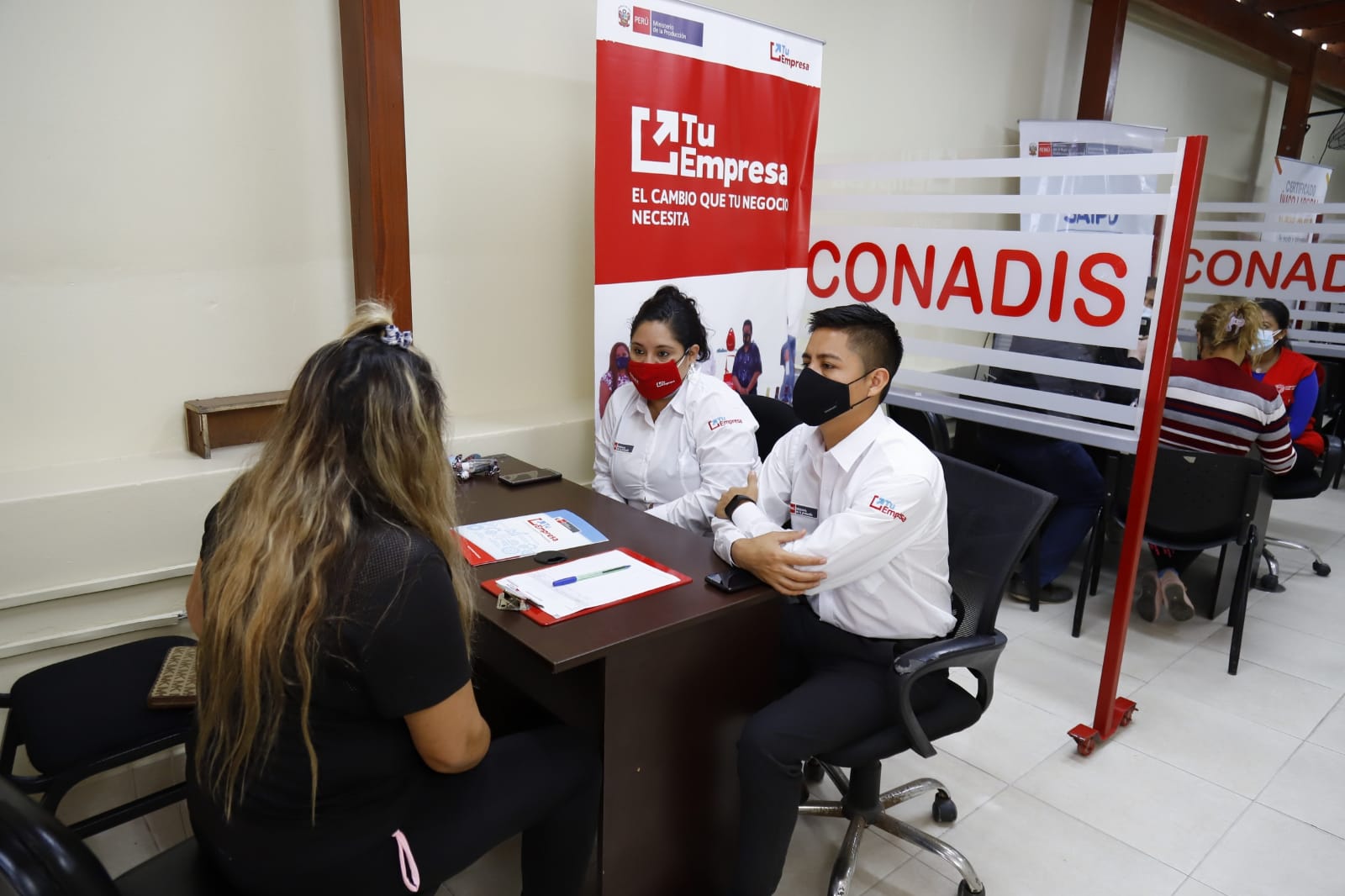 Personal del Conadis y usuarios reciben información de servicios del Estado