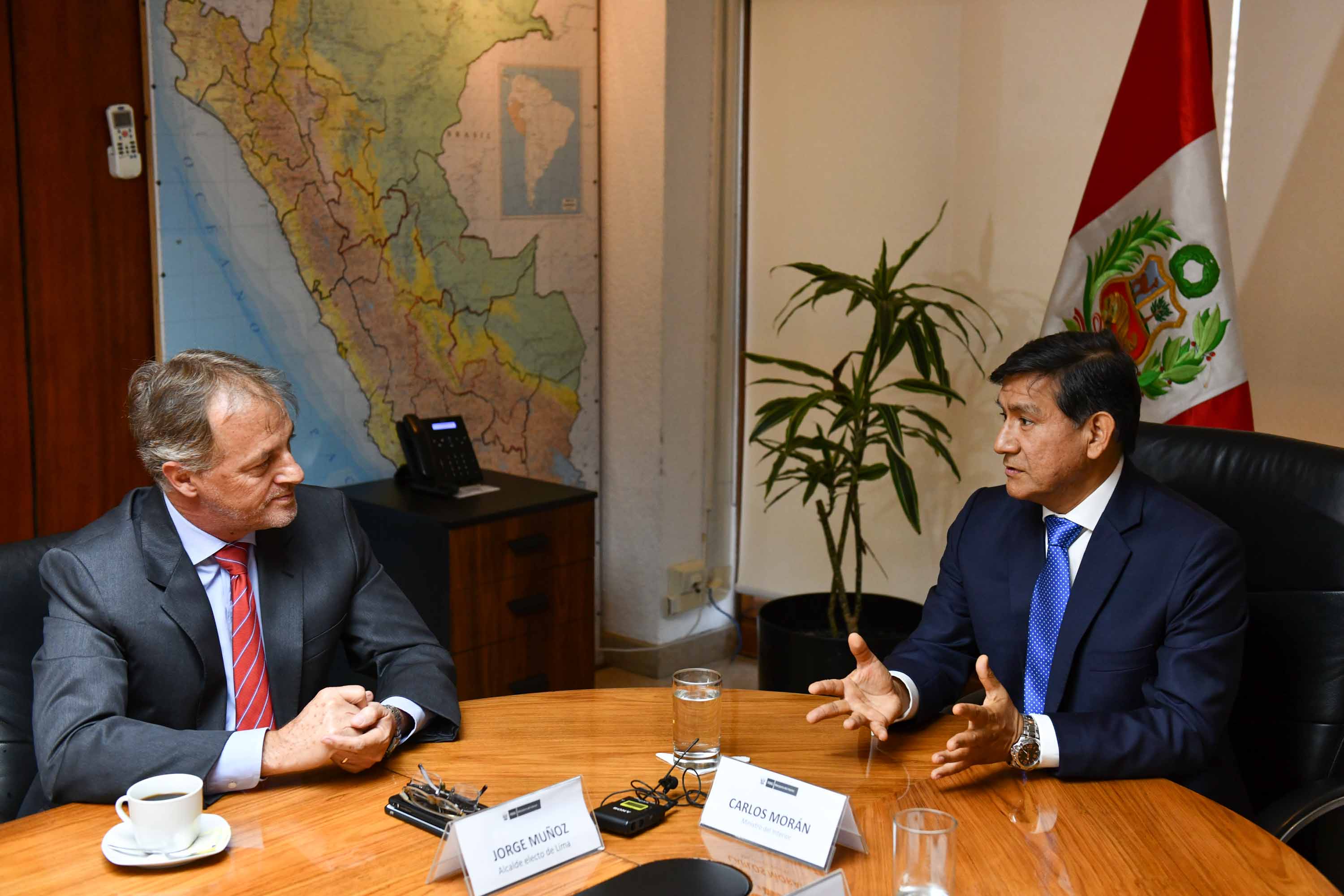 Ministro del Interior y alcalde electo de Lima sostienen reunión