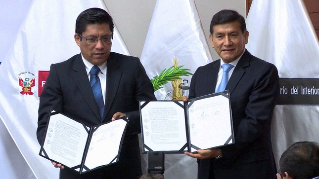 Ministros Morán y Zeballos muestran acuerdo firmado por sus sectores.