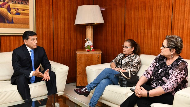 El ministro del Interior, Carlos Morán, recibió a María Barbieri Burgos, quien denunció a su esposo, el general PNP Juan Sáenz Ordóñez, por maltrato físico y psicológico.