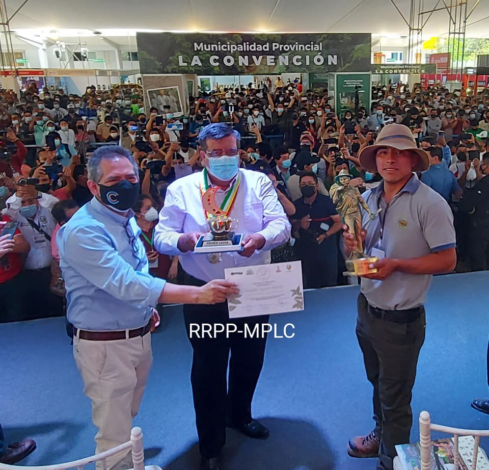 Ganador de la V Taza de Excelencia 2021 Dwight Aguilar del distrito de Santa teresa - La Convención