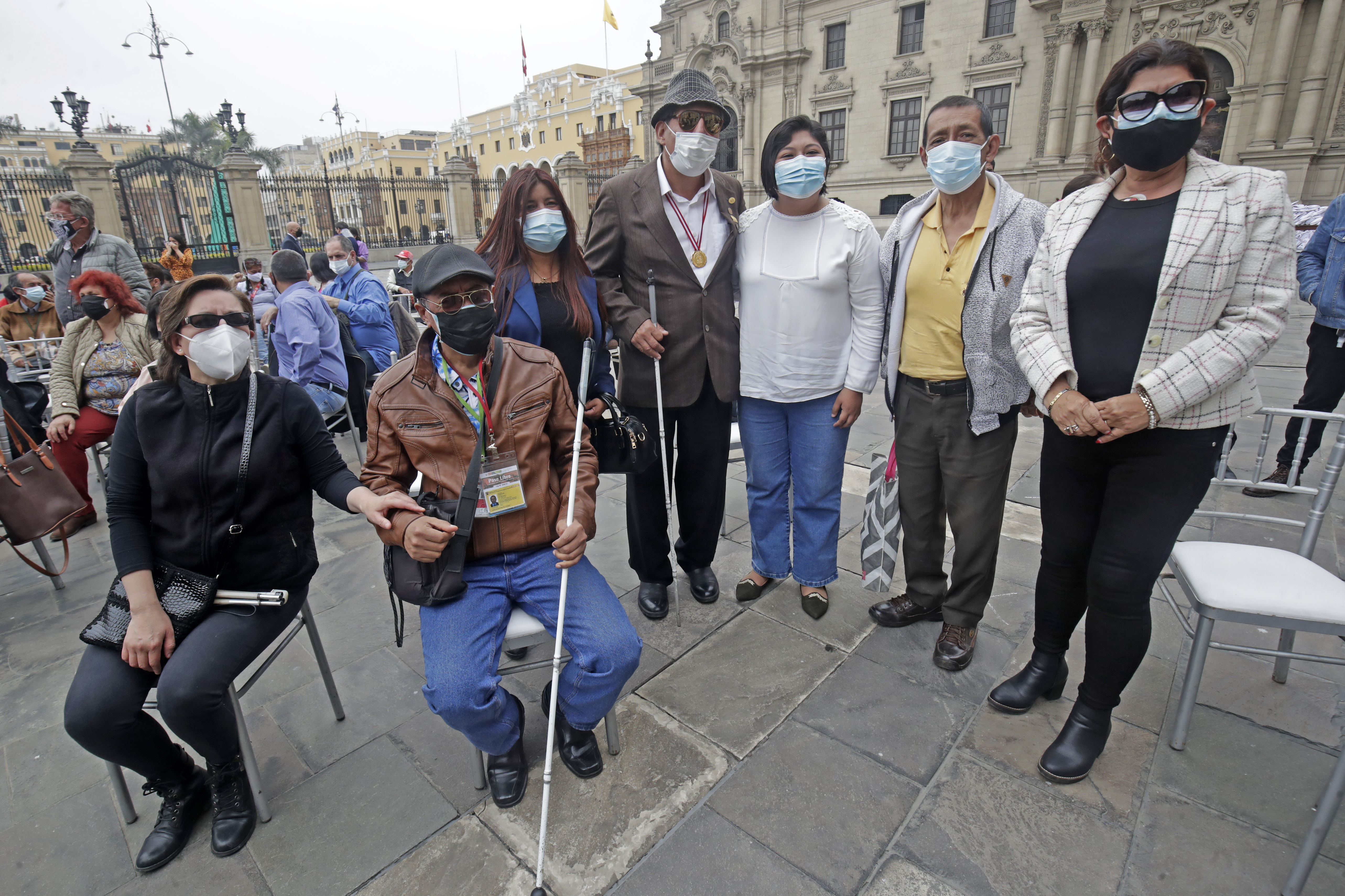 Ministra de Trabajo y Promoción del Emploe, Bettsy Chavez, junto a representantes de las organizaciones de personas con discapacidad