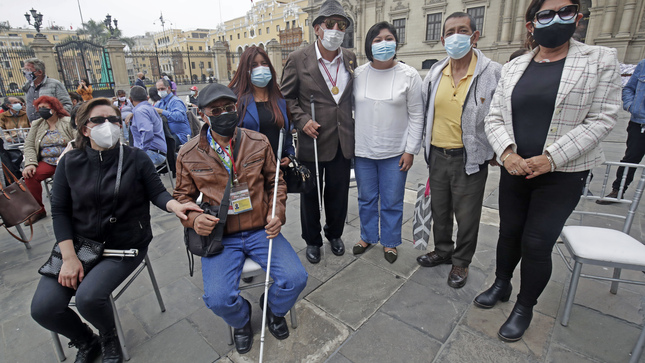 Ministra de Trabajo y Promoción del Emploe, Bettsy Chavez, junto a representantes de las organizaciones de personas con discapacidad