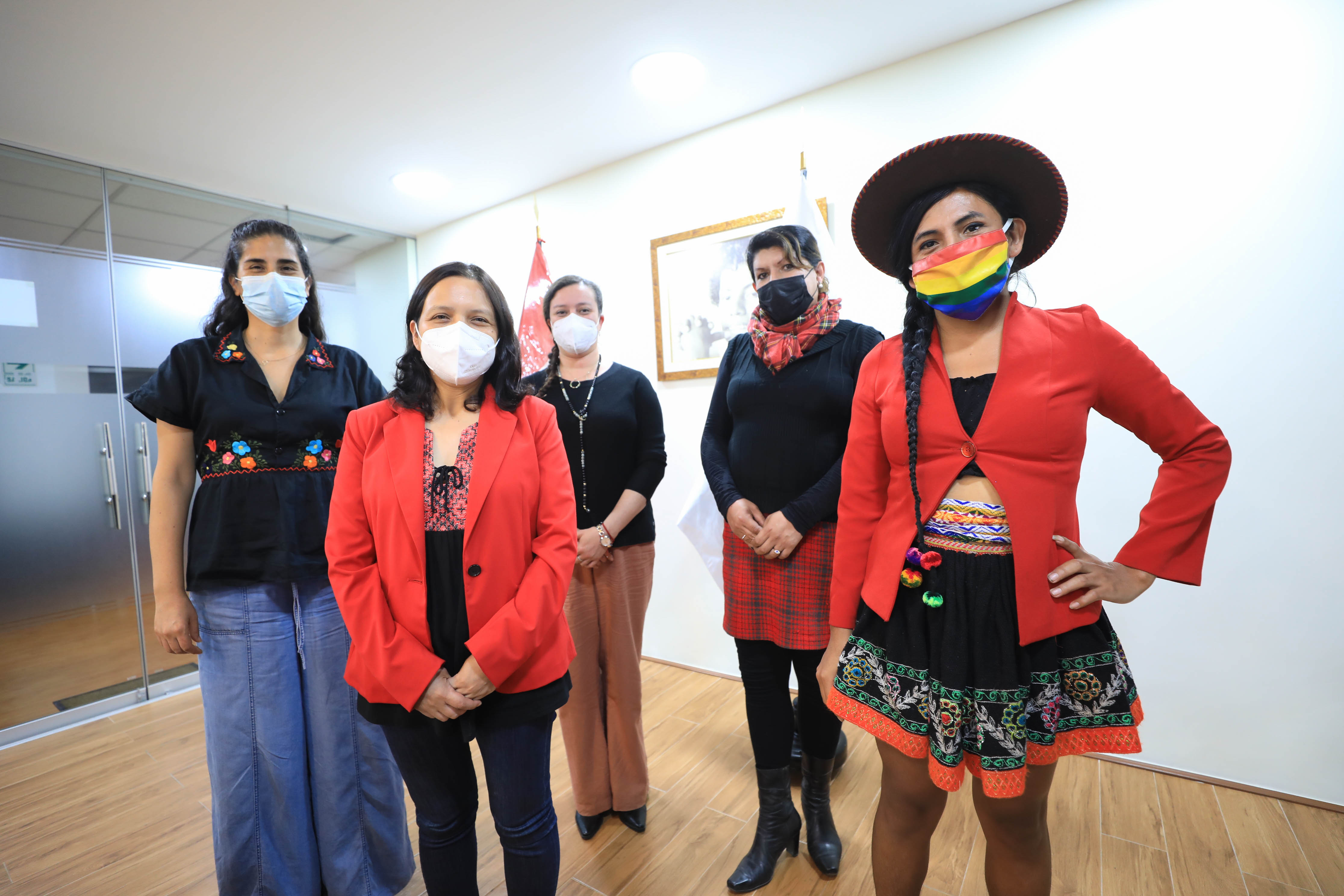 Ministra de la Mujer se reúne con organización TRANSformar