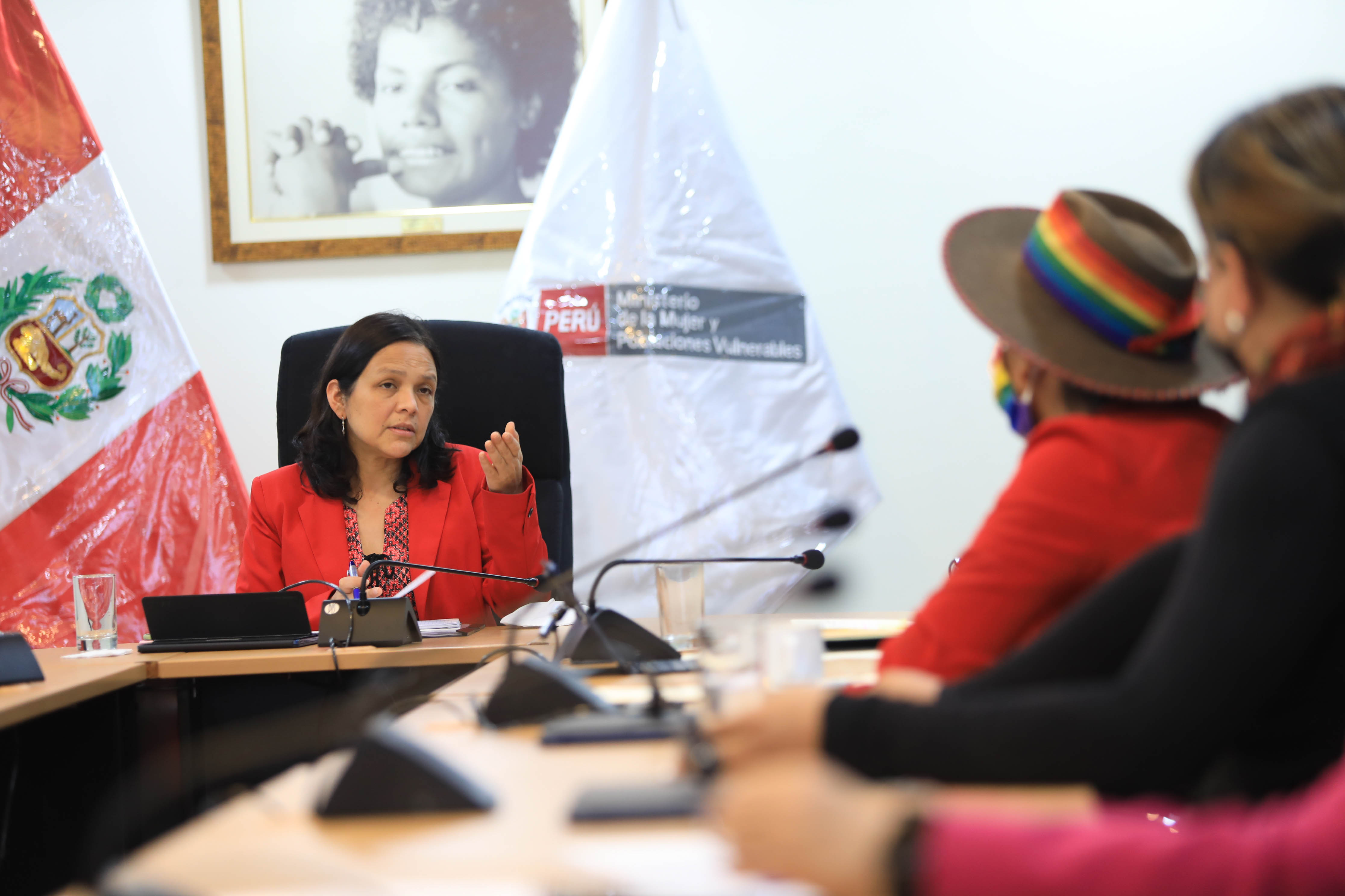 Ministra de la Mujer se reúne con organización TRANSformar