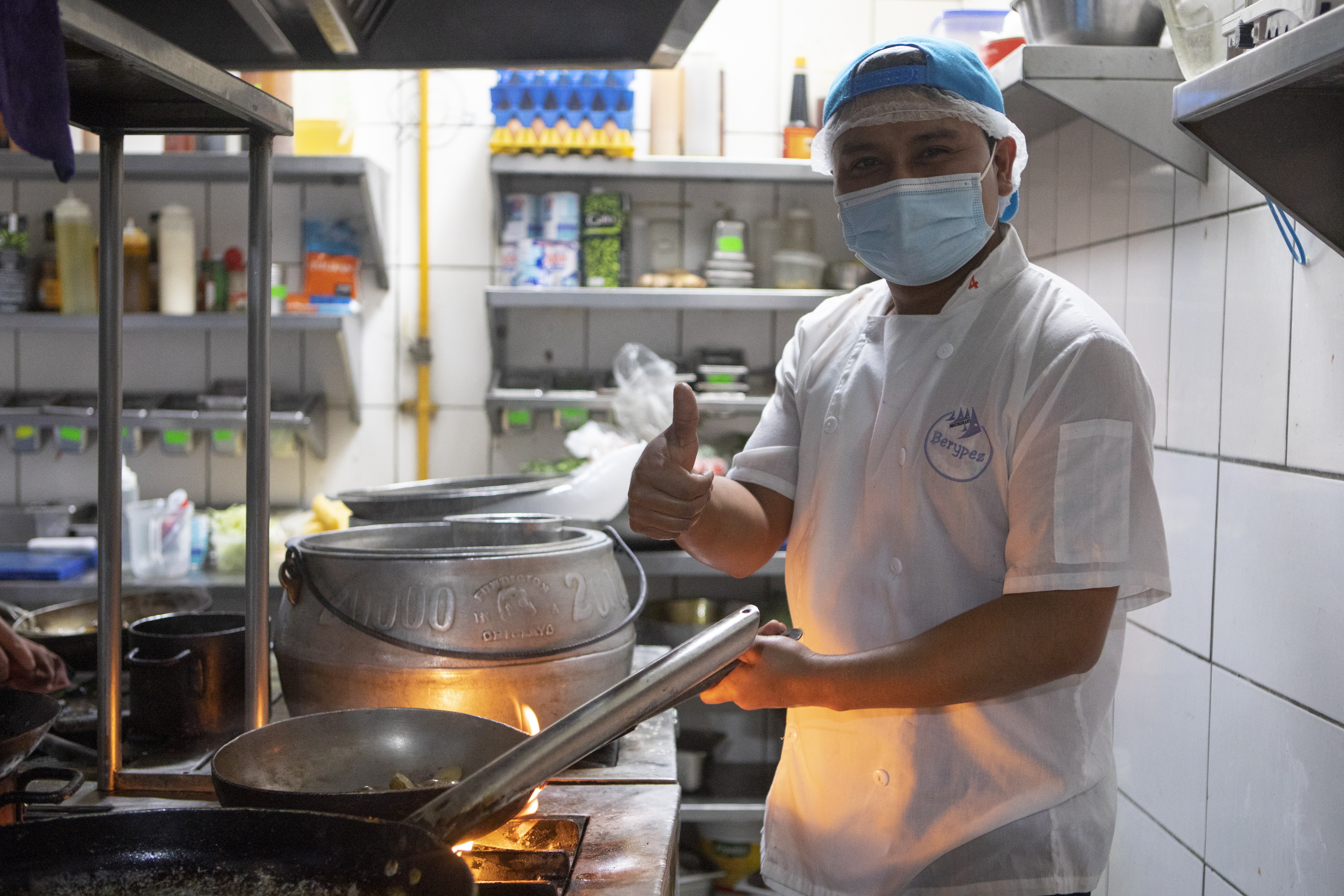 Trabajador de restaurante mostrando pulgar
