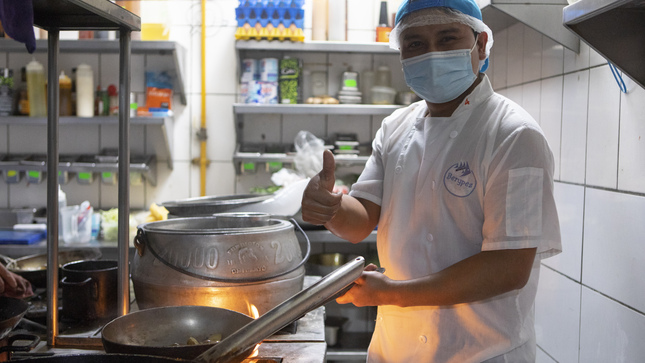 Trabajador de restaurante mostrando pulgar 