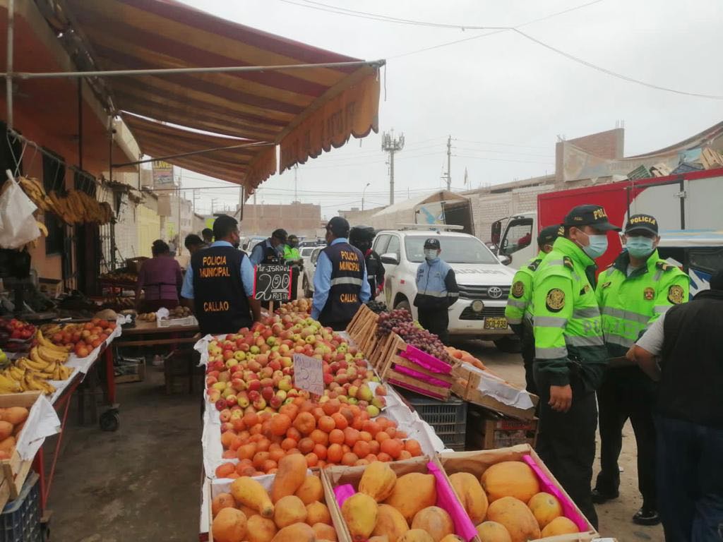 Personal municipal recupera espacios públicos en mercados de Oquendo
