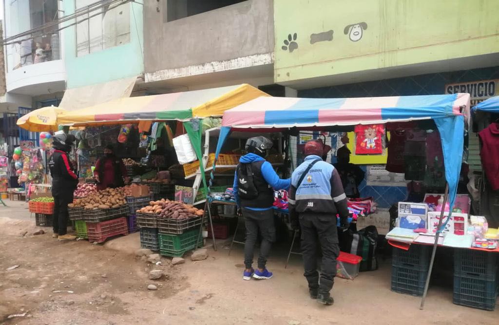 Personal municipal recupera espacios públicos en mercados de Oquendo
