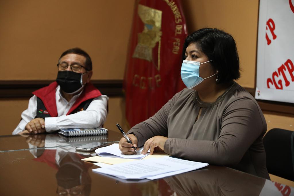 Ministra Betssy Chevez en mesa bilateral con la CGTP