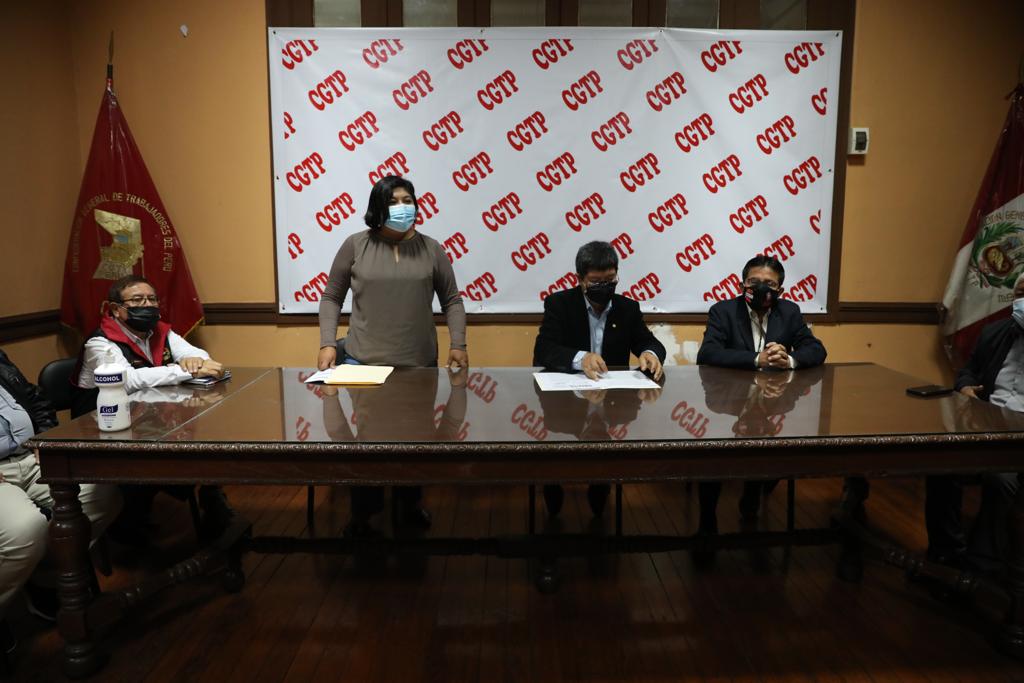 Ministra Betssy Chevez en mesa bilateral con la CGTP