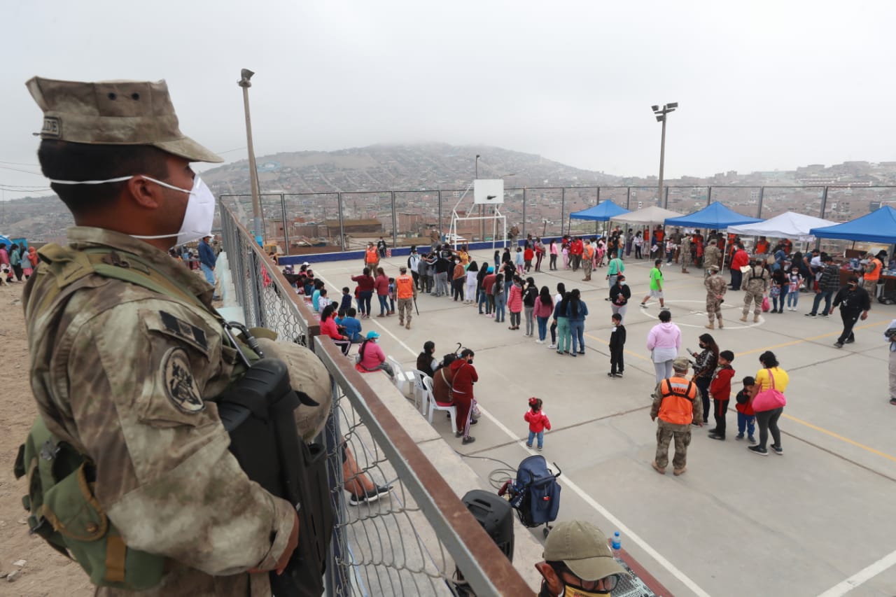 Ministerio de Defensa entregó de ayuda humanitaria para familias de cinco ollas comunes de Ventanilla
