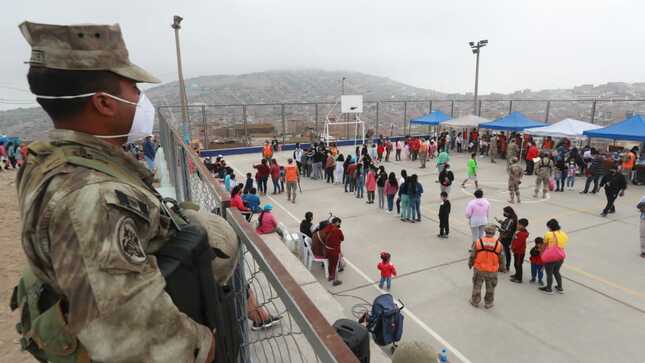 Ministerio de Defensa entregó de ayuda humanitaria para familias de cinco ollas comunes de Ventanilla