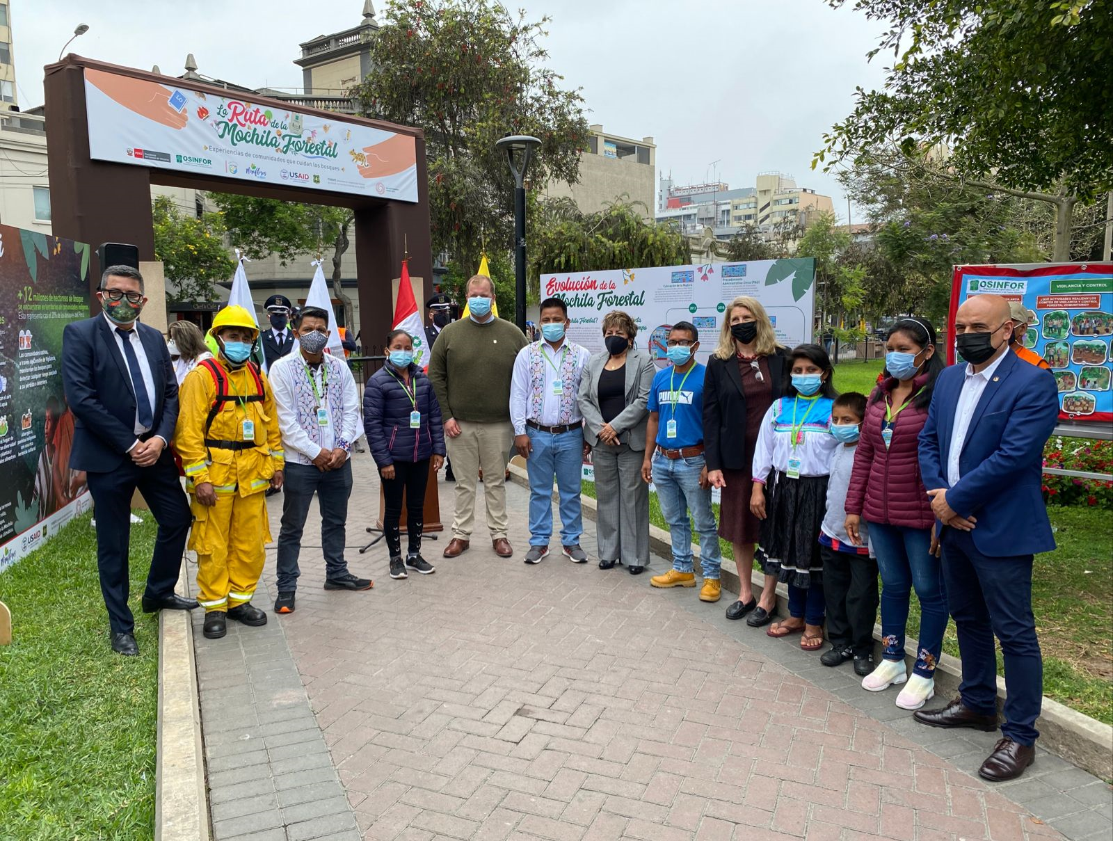 Autoridades junto a líderes de comunidades nativas en la inauguración del evento.