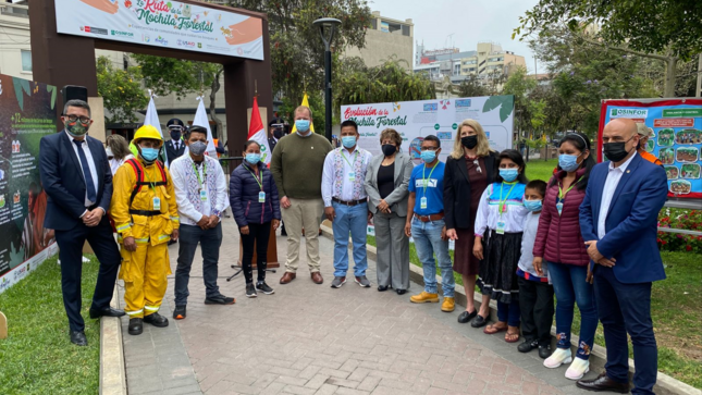Autoridades junto a líderes de comunidades nativas en la inauguración del evento.