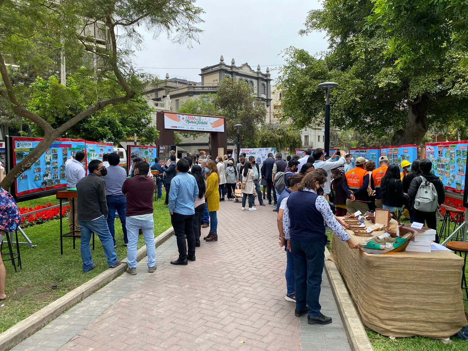 Exposición "La Ruta de la Mochila Forestal" en el Parque Kennedy de Miraflores.