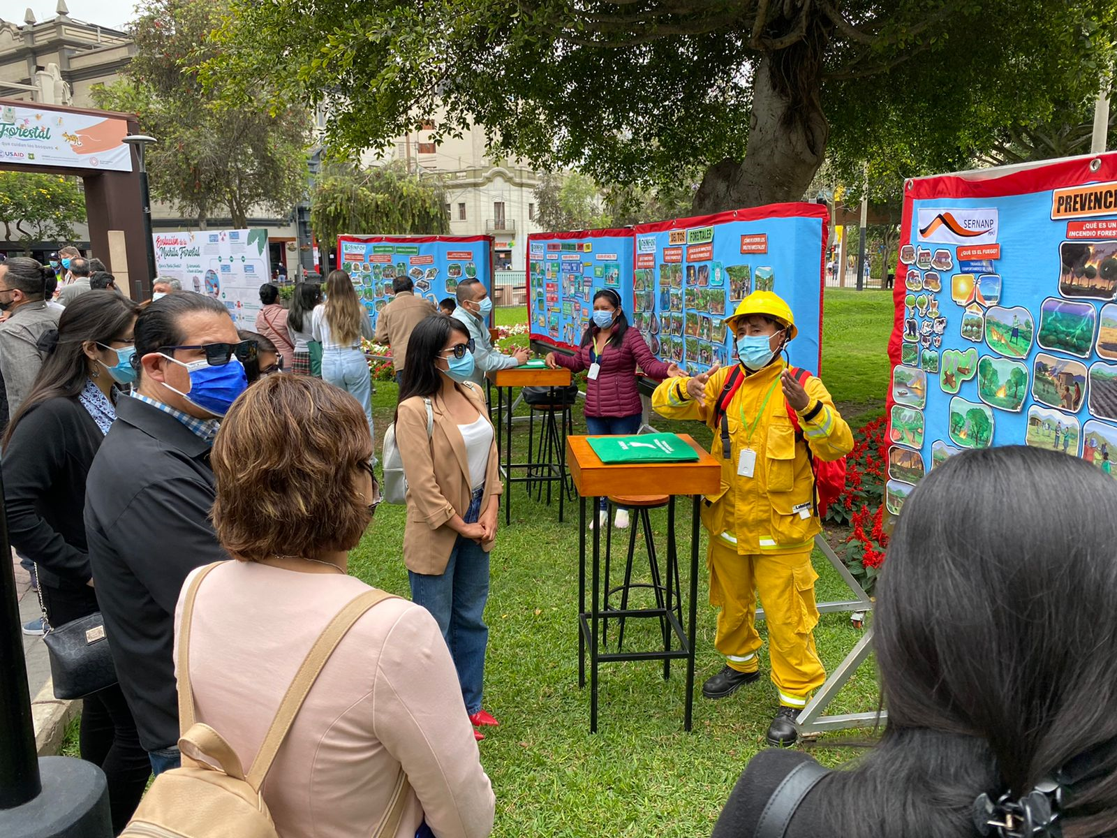 Líderes comunales exponen las temáticas de la Mochila Forestal.