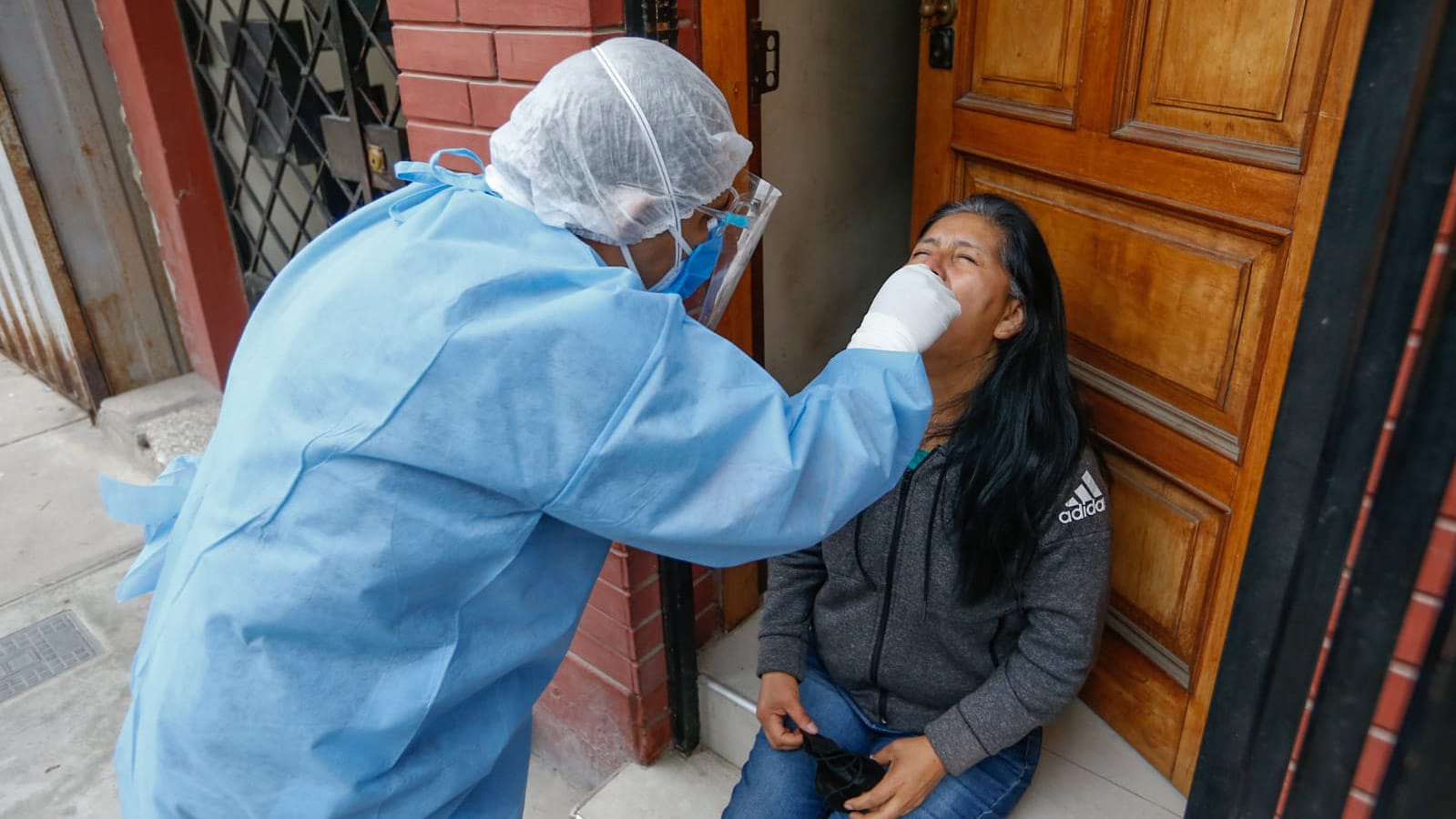 Más de 300 vecinos de Jesús María pasan por pruebas moleculares para descarte de la COVID-19
