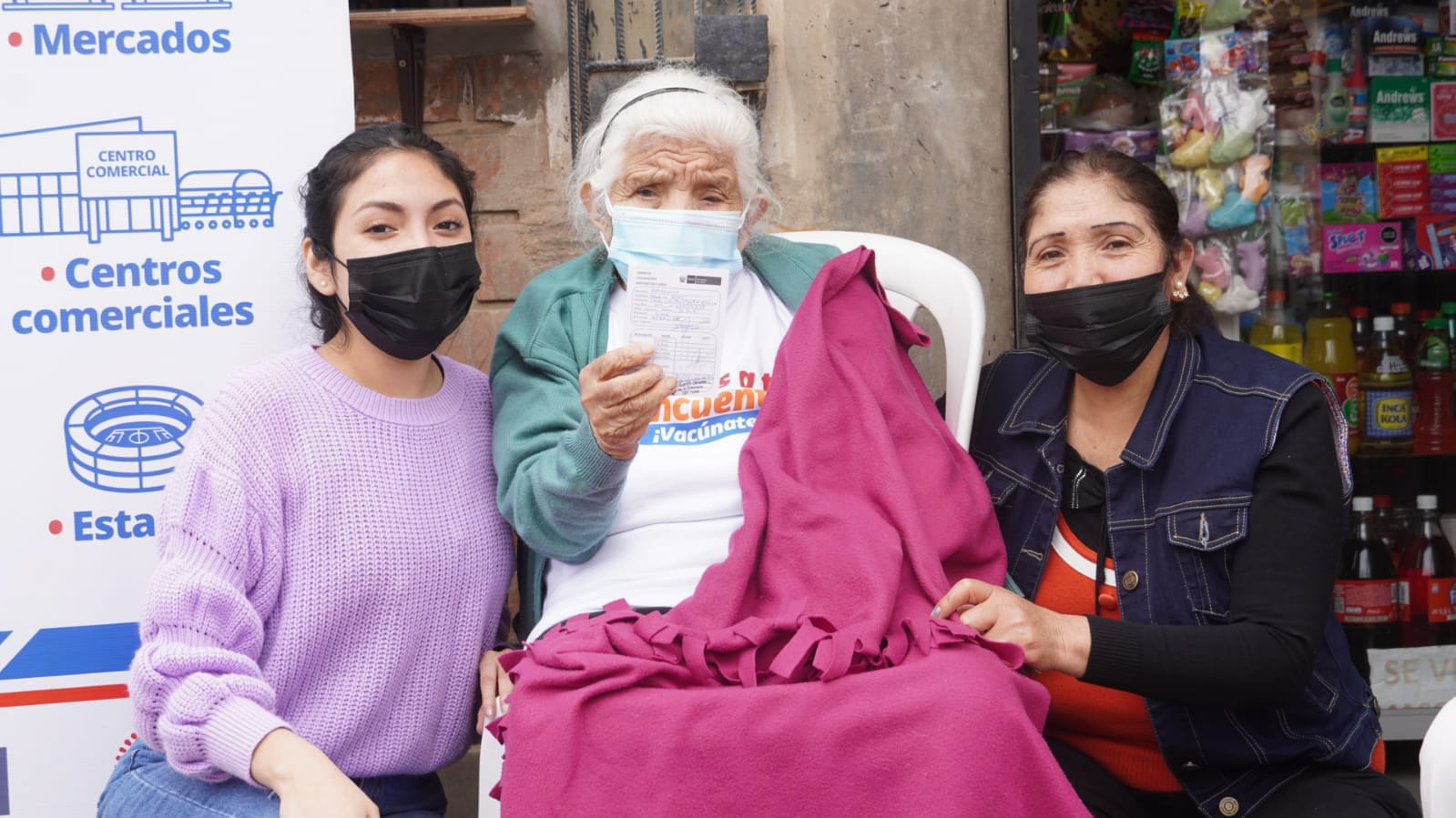 Doña Petronila de 102 años recibió su dosis de refuerzo contra la COVID-19
