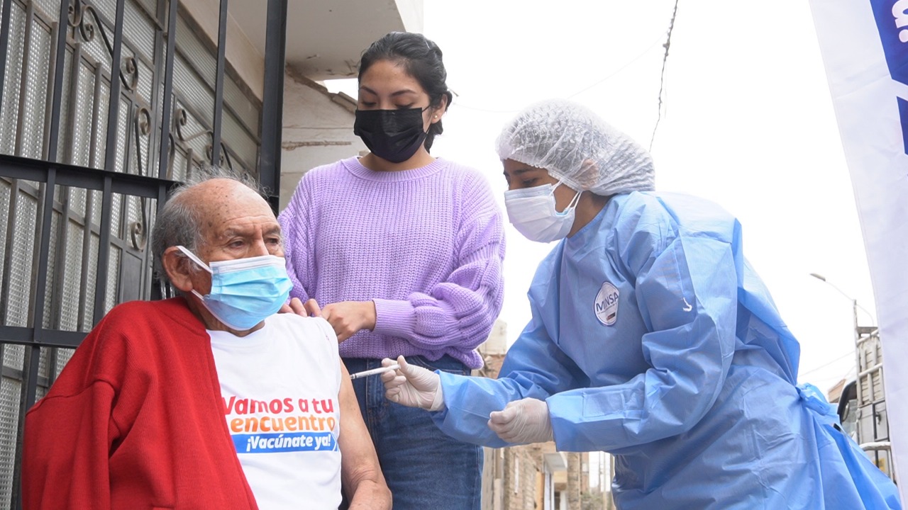 Máximo Vargas, yerno de doña Petronila, con 83 años de edad, también fue uno de los beneficiados con la dosis de refuerzo
