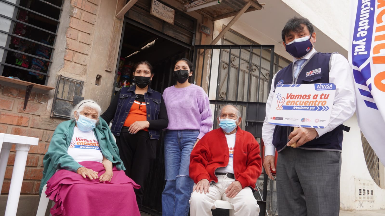 Doña Petronila de 102 años recibió su dosis de refuerzo contra la COVID-19