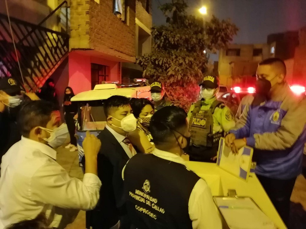 Foto de intervención de serenazgo en casas y locales donde se realizaban fiestas covid