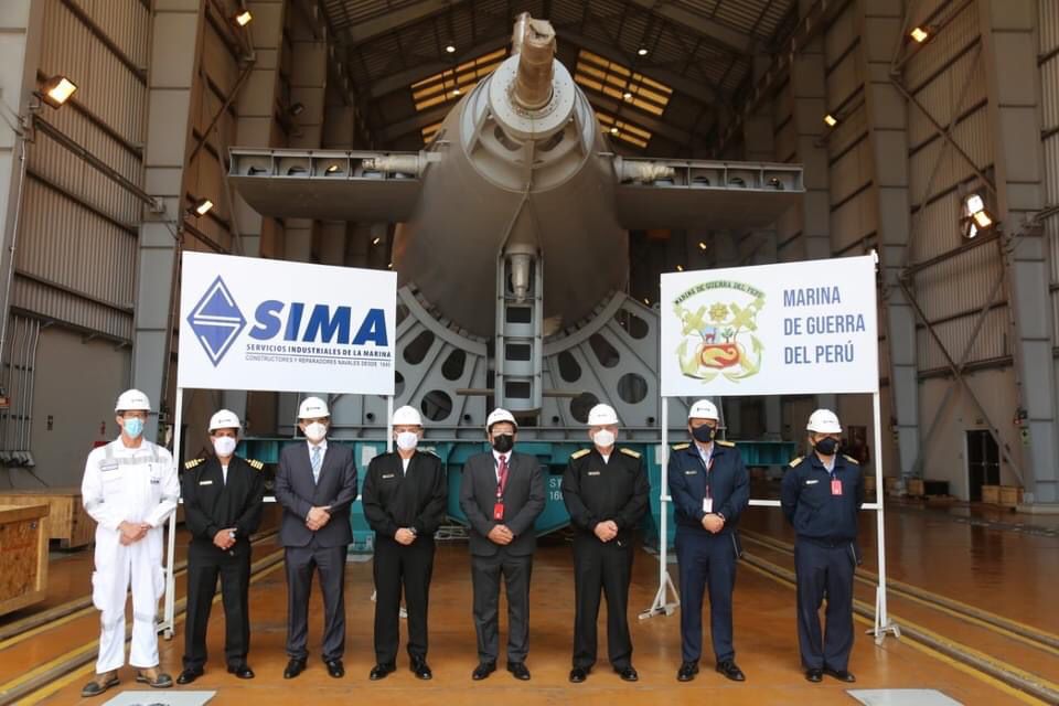 Foto del Viceministro de Recursos para la Defensa donde visitó instalaciones de SIMA