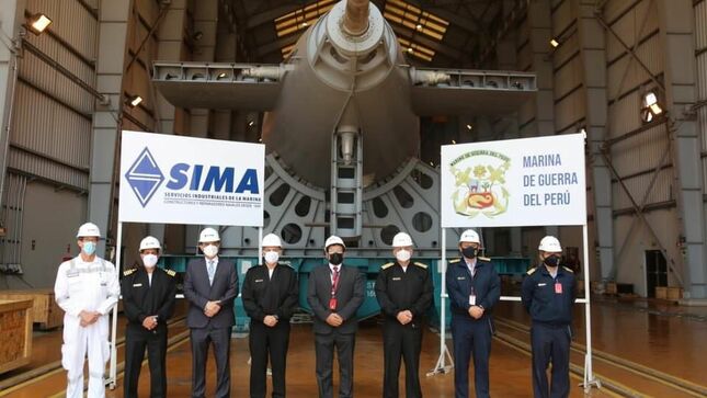Foto del Viceministro de Recursos para la Defensa donde visitó instalaciones de SIMA