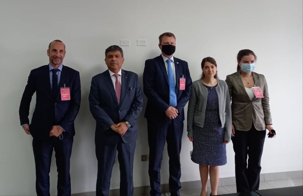 Foto de la reunión donde participó el viceministro de Políticas para la Defensa y representantes del Equipo Asesor de Gestión de Arsenales.