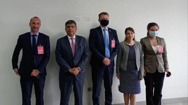 Foto de la reunión donde participó el viceministro de Políticas para la Defensa y representantes del Equipo Asesor de Gestión de Arsenales.