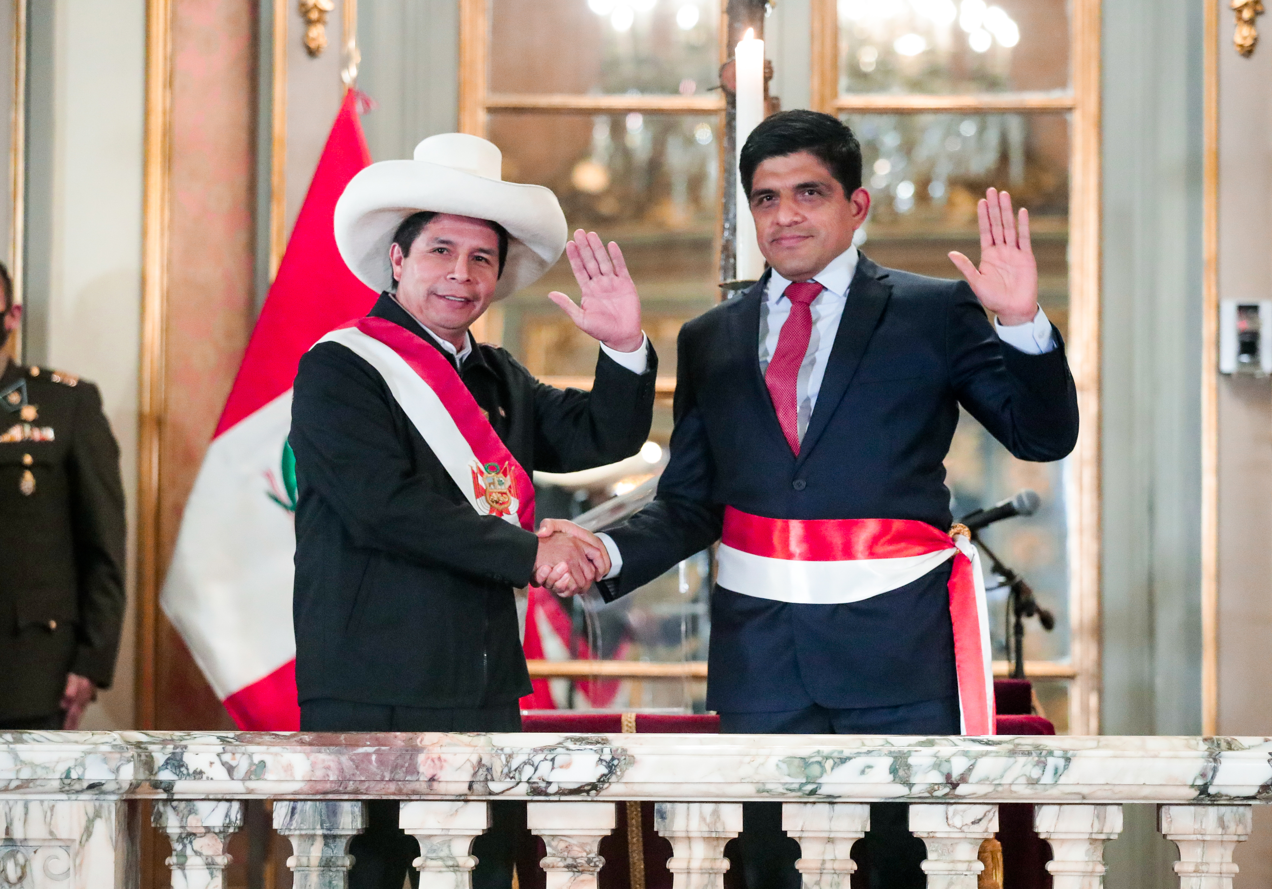 Foto del Presidente de la República, junto al nuevo ministro de Defensa, Juan Carrasco Millones, en Palacio de Gobierno, tras su juramentación.