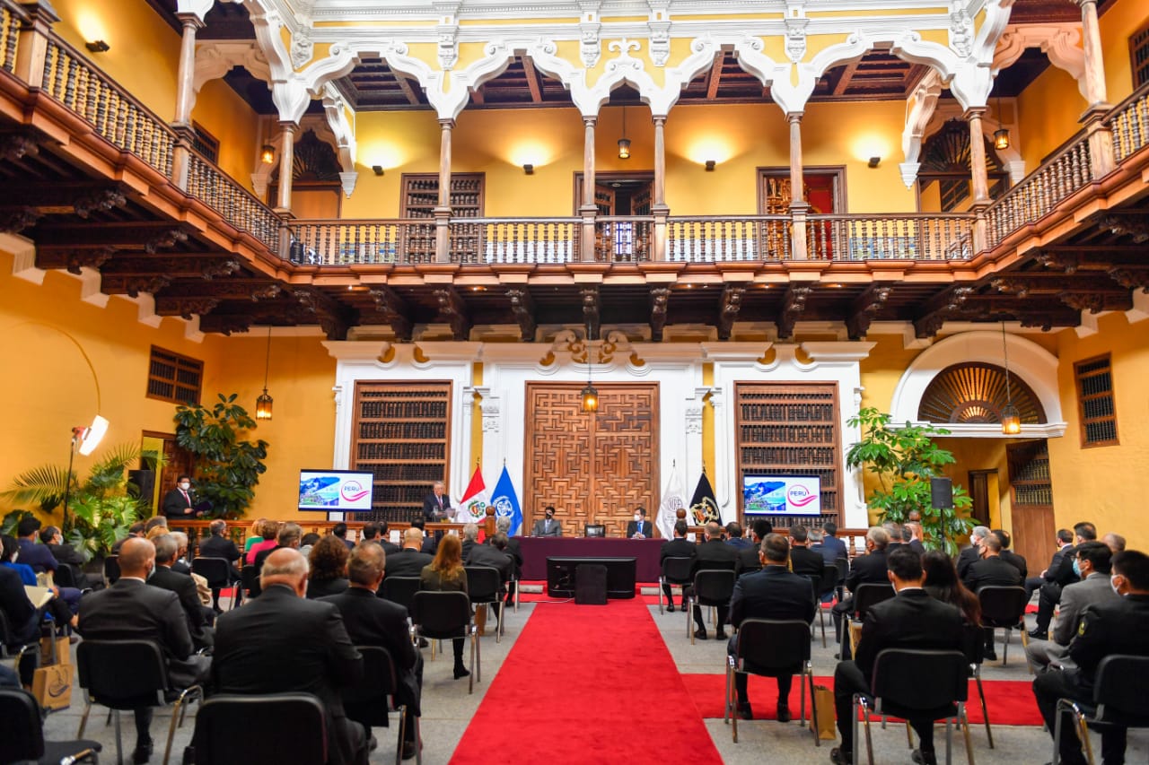 Foto de salón en Palacio de Torre Tagle durante la ceremonia de presentación de la candidatura del Perú al Consejo de la Organización Marítima Internacional (OMI).