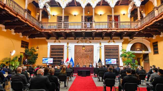 Foto de salón en Palacio de Torre Tagle durante la ceremonia de presentación de la candidatura del Perú al Consejo de la Organización Marítima Internacional (OMI).