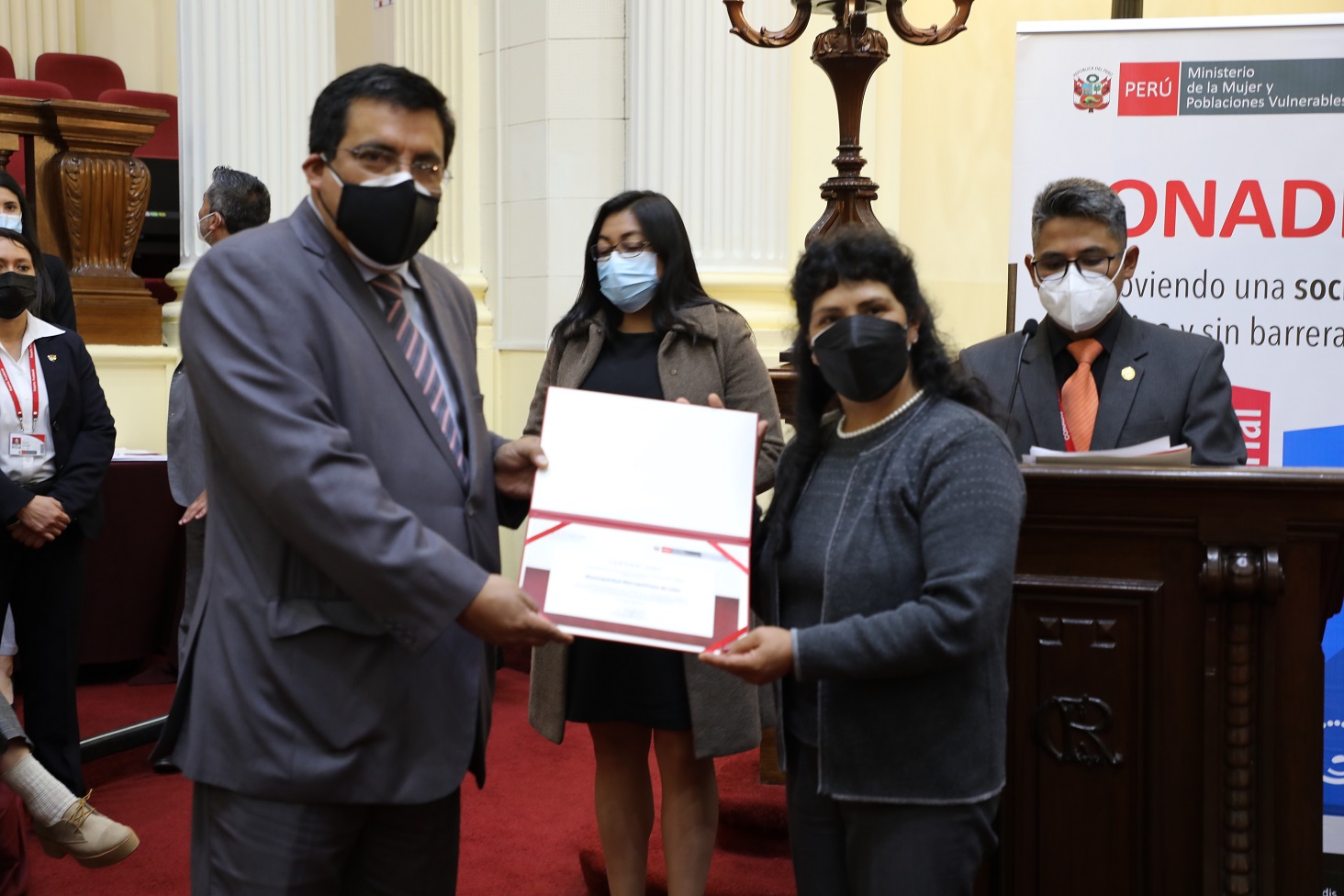 Representante de la Municipalidad de Lima recibe  el premio "Inclusión y Discapacidad 2021" de parte de la Primera Dama de la Nación Lilia Paredes