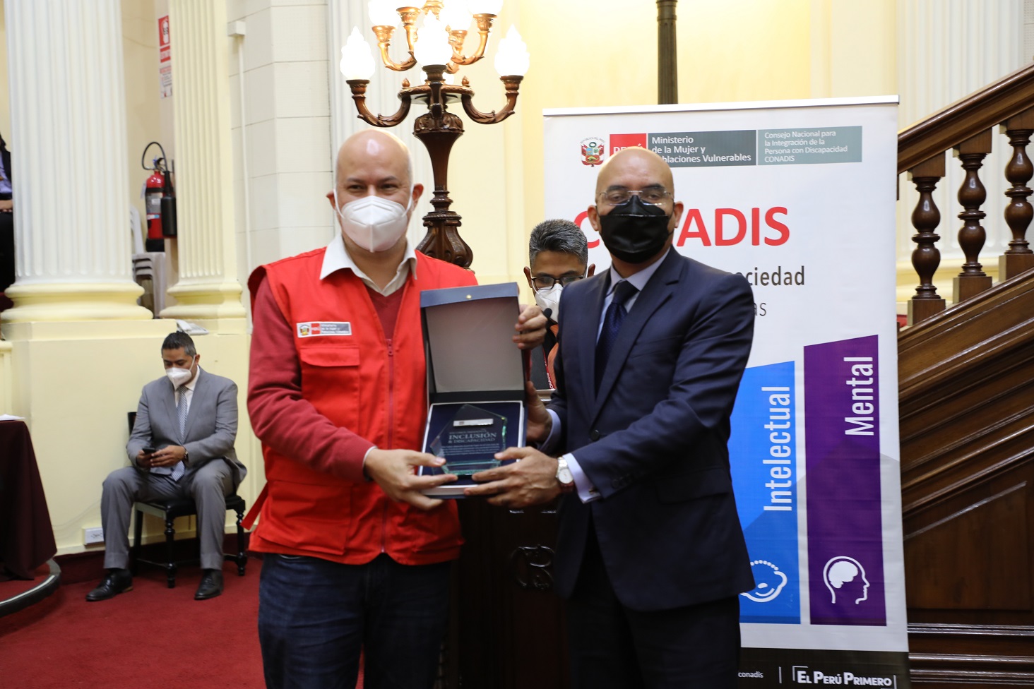 Jefe del INABIF recibe el premio "Inclusión y Discapacidad 2021" de parte del Pdte. del Conadis