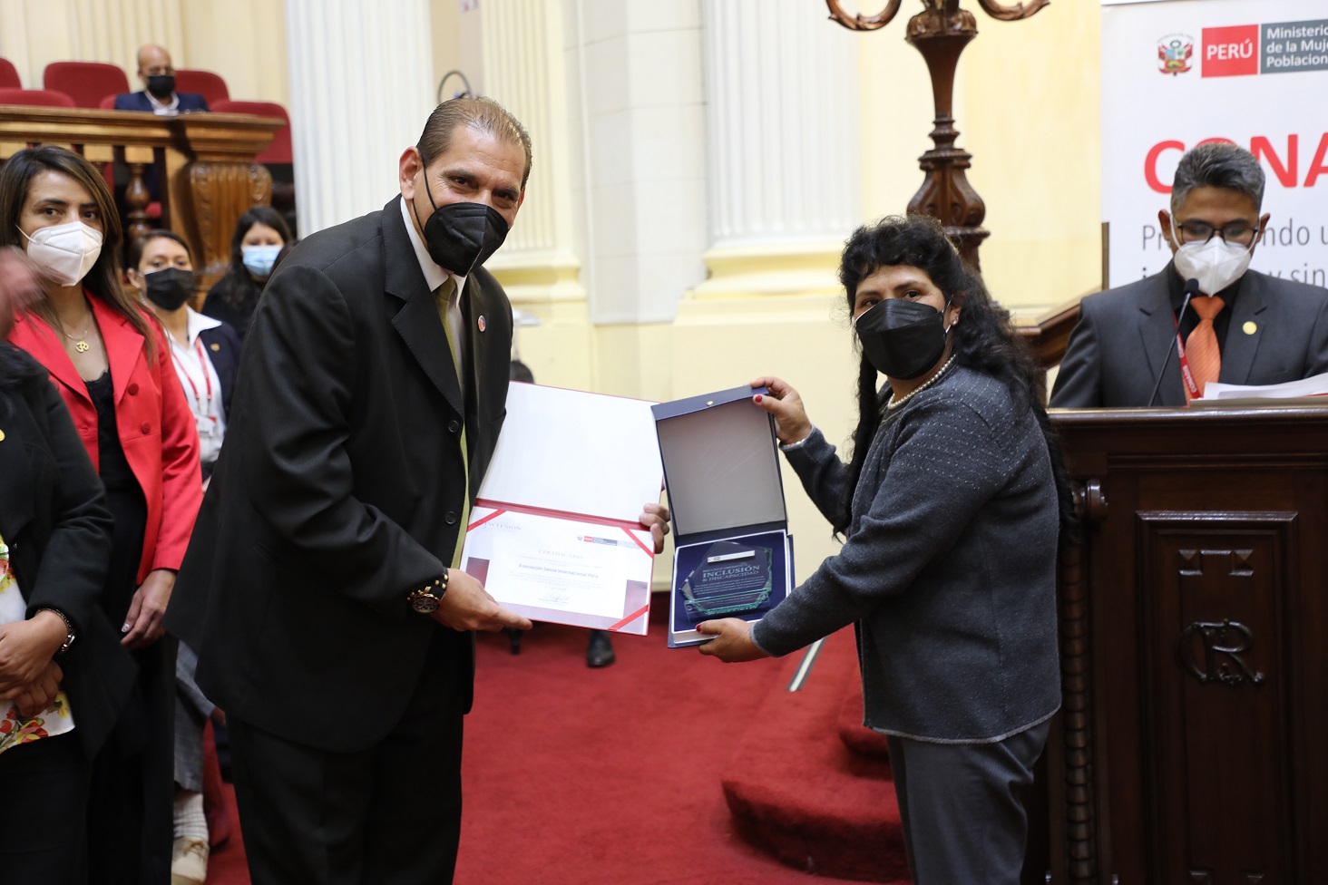 Representante de Sense Internacional Perú recibe el el premio "Inclusión y Discapacidad 2021" de parte de la Primera Dama de la Nación Lilia Paredes