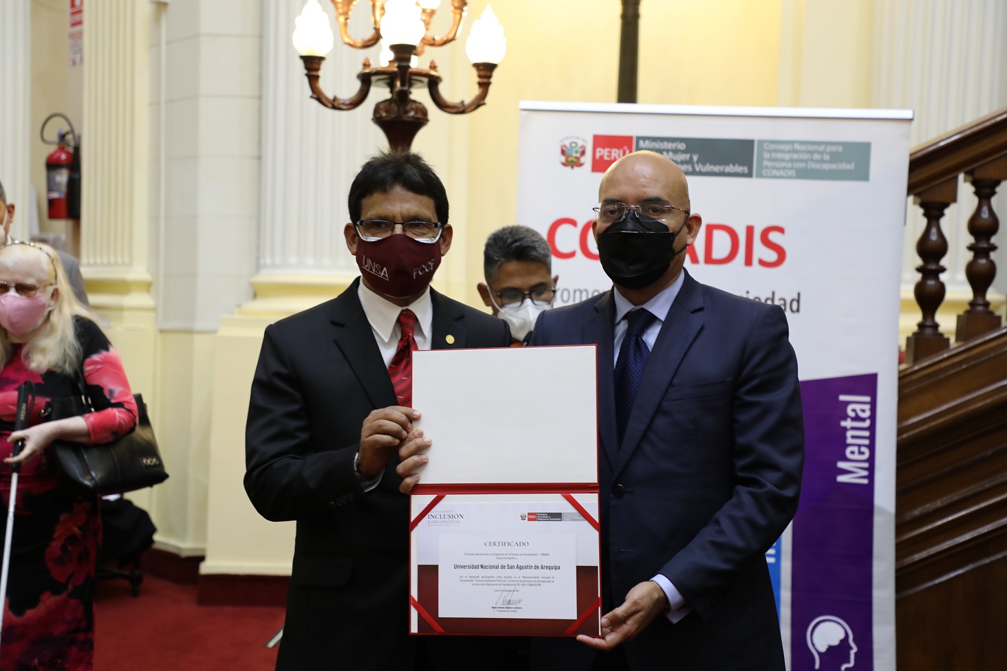Representante de la UNSA Arequipa recibe el premio "Inclusión y Discapacidad 2021" de parte del Pdte. del Conadis