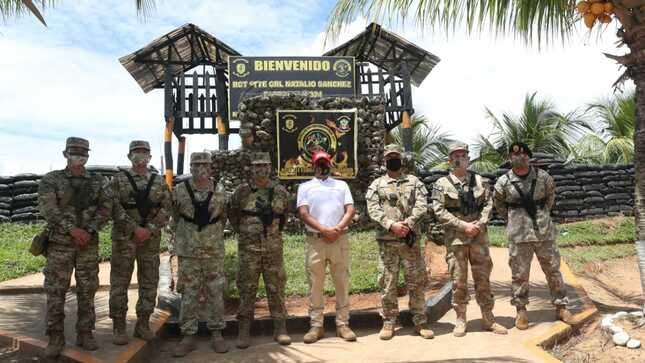 Foto de la visita de inspección del ministro Juan Carrasco a las bases militares del VRAEM.
