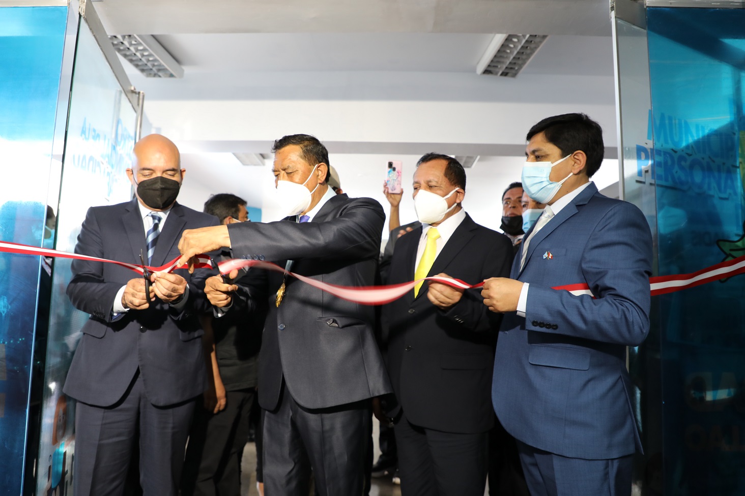 eL alcalde de la Municipalidad Provincial del Callao, Pedro López Barrios y el presidente del Conadis, Marco Antonio Gamarra La Barrera, así como los funcionarios de la comuna cortan la cinta de inauguración del Registro Municipal en  el Callao. 