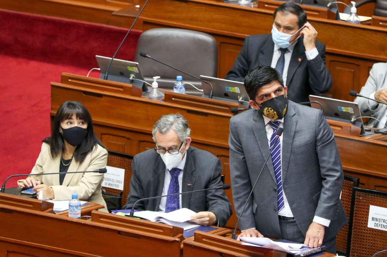 Foto del ministro Juan Carrasco durante la sustentación presupuestal para el año 2022 asignada al sector Defensa, en el pleno del Congreso de la República.