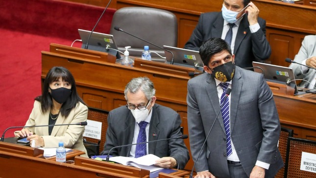 Foto del ministro Juan Carrasco durante la sustentación presupuestal para el año 2022 asignada al sector Defensa, en el pleno del Congreso de la República.