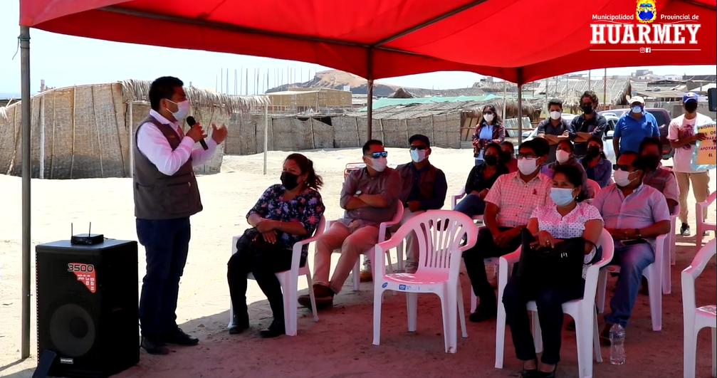Alcalde de Huarmey hablando del nuevo proyecto de pista en el Balneario Tuquillo