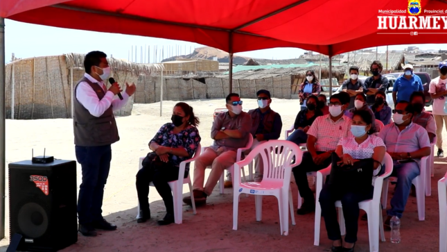 Alcalde de Huarmey hablando del nuevo proyecto de pista en el Balneario Tuquillo