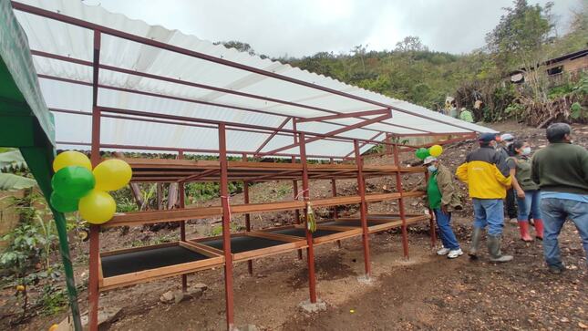 La MPLC realiza entrega de 15 secaderos metálicos de cafés especiales a socios de PROCOMPITE del sector de La Joya