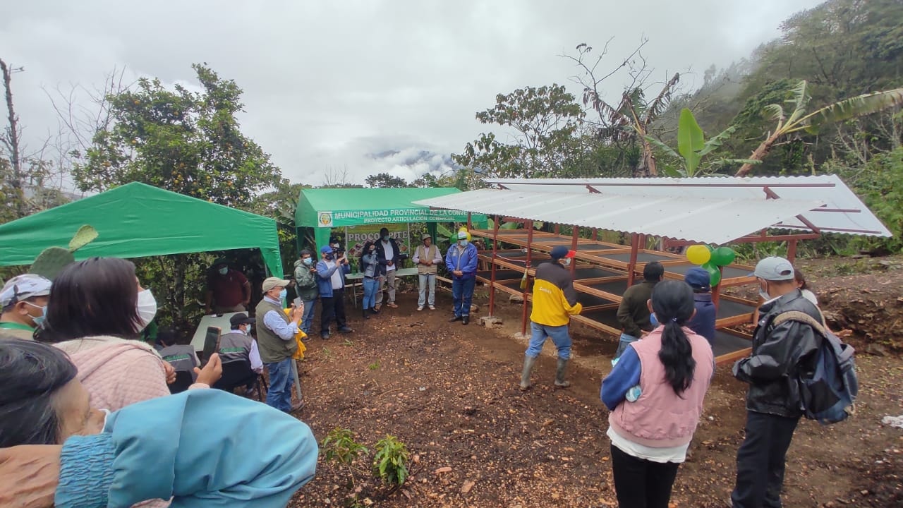 La MPLC realiza entrega de 15 secaderos metálicos de cafés especiales a socios de PROCOMPITE del sector de La Joya