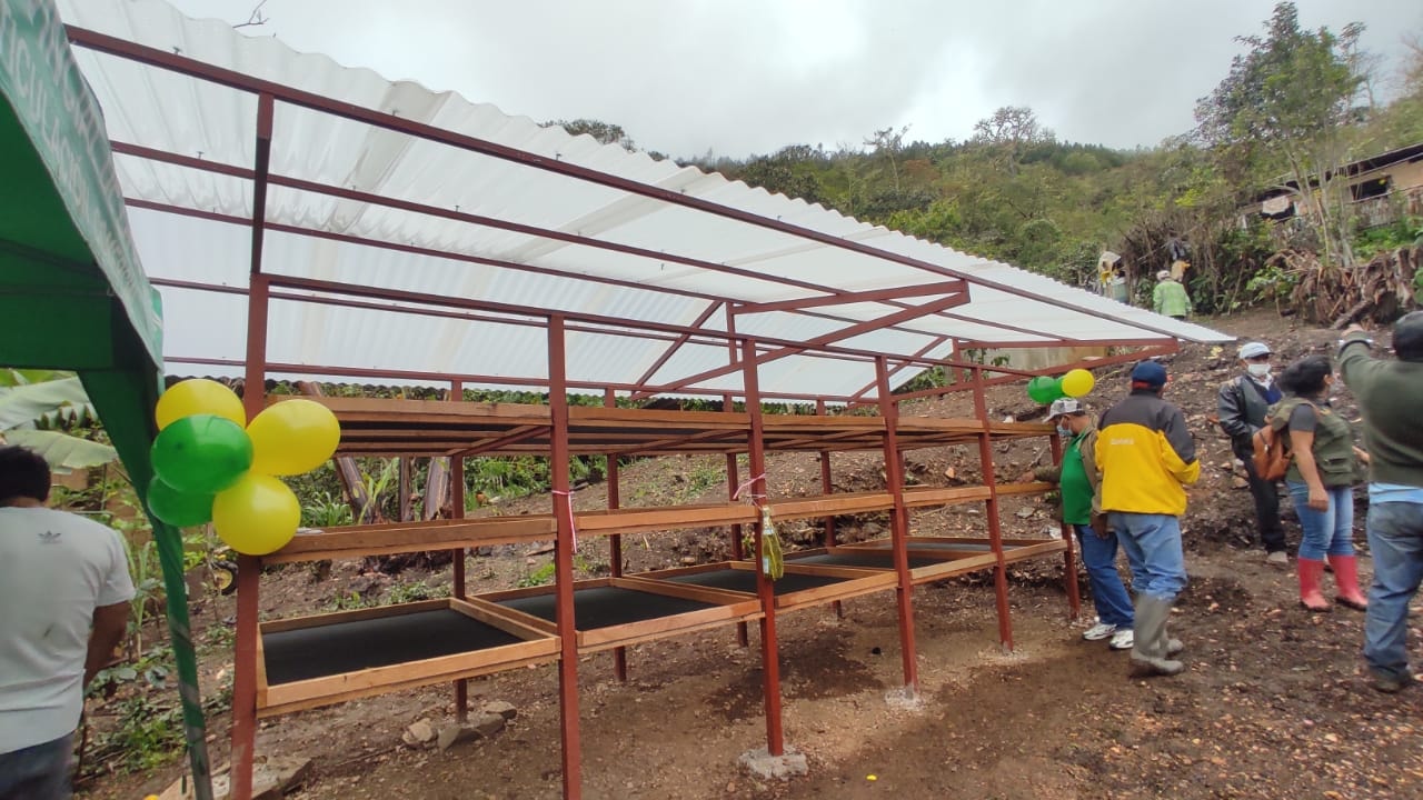 La MPLC realiza entrega de 15 secaderos metálicos de cafés especiales a socios de PROCOMPITE del sector de La Joya