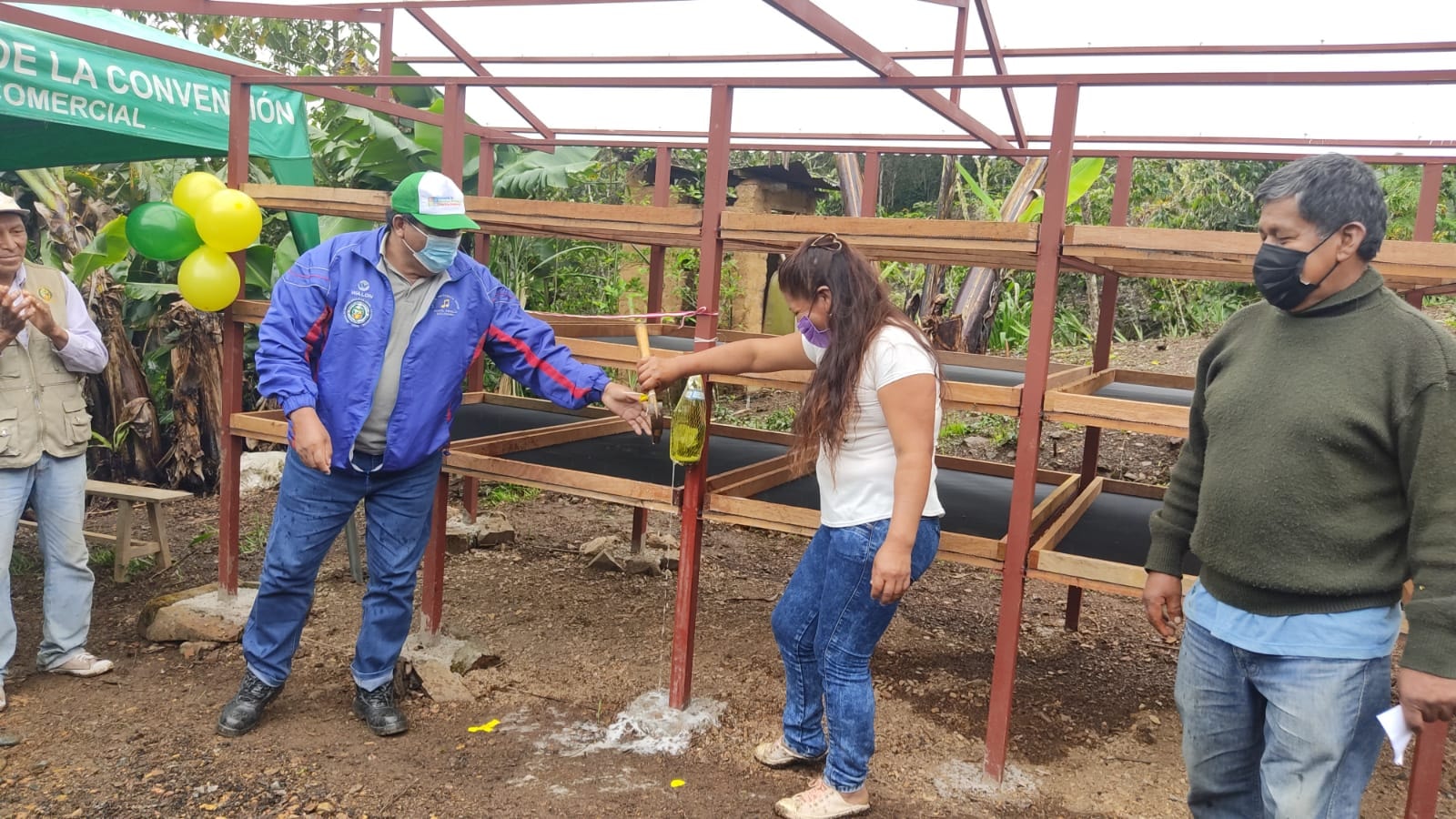 La MPLC realiza entrega de 15 secaderos metálicos de cafés especiales a socios de PROCOMPITE del sector de La Joya
