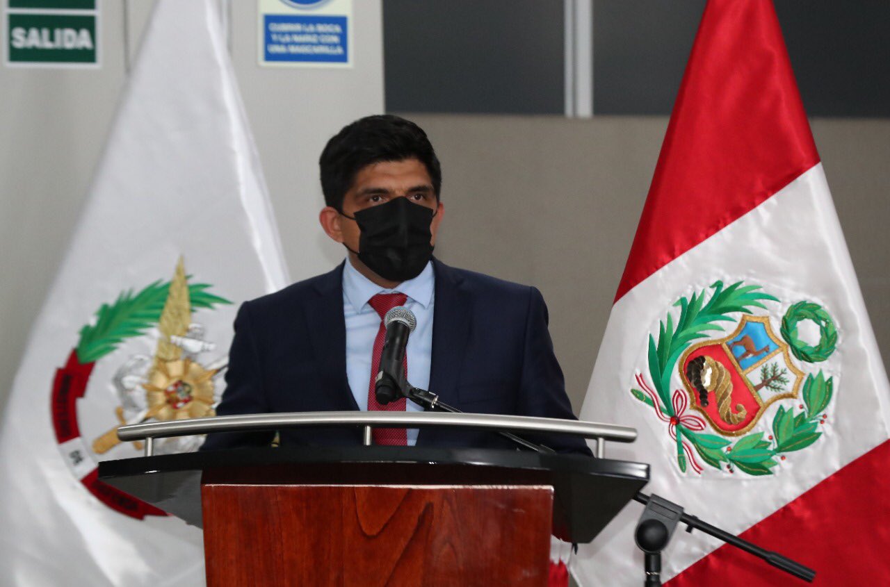 Foto del ministro Juan Carrasco en Ceremonia de presentación oficial ante los altos mandos de las Fuerzas Armadas y funcionarios del sector Defensa.