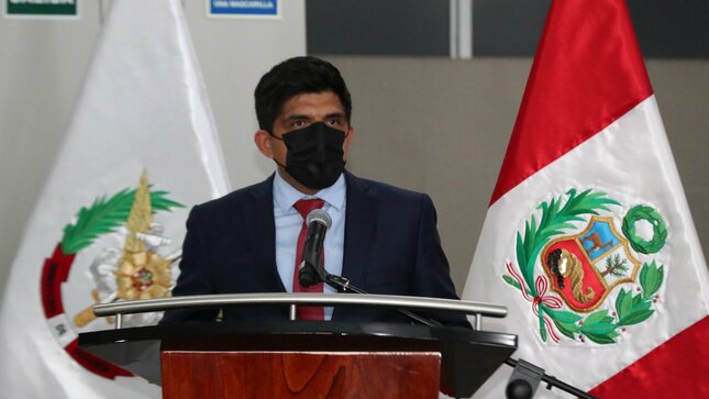 Foto del ministro Juan Carrasco en Ceremonia de presentación oficial ante los altos mandos de las Fuerzas Armadas y funcionarios del sector Defensa.