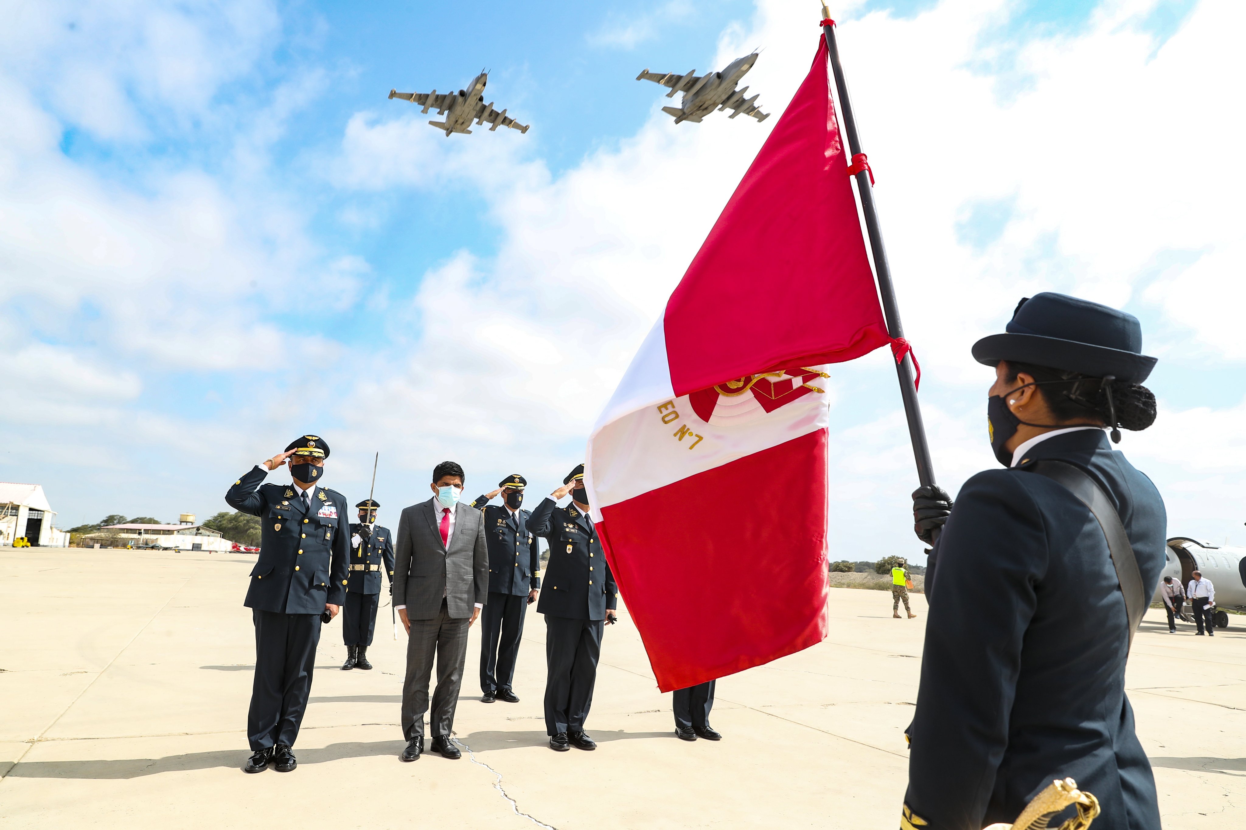 Foto del ministro Juan Carrasco participando en la ceremonia de Condecoración a la Bandera de Guerra del Ala Aérea N° 1 de la FAP.